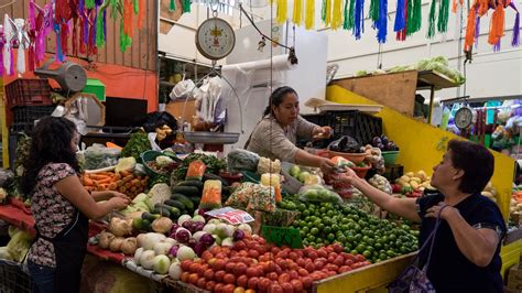 “El Mercado de San Juan” - A Vivid Tapestry of Daily Life and Explosions of Color!